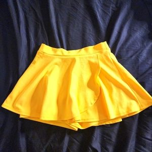 Bright yellow Akira skirt 💛